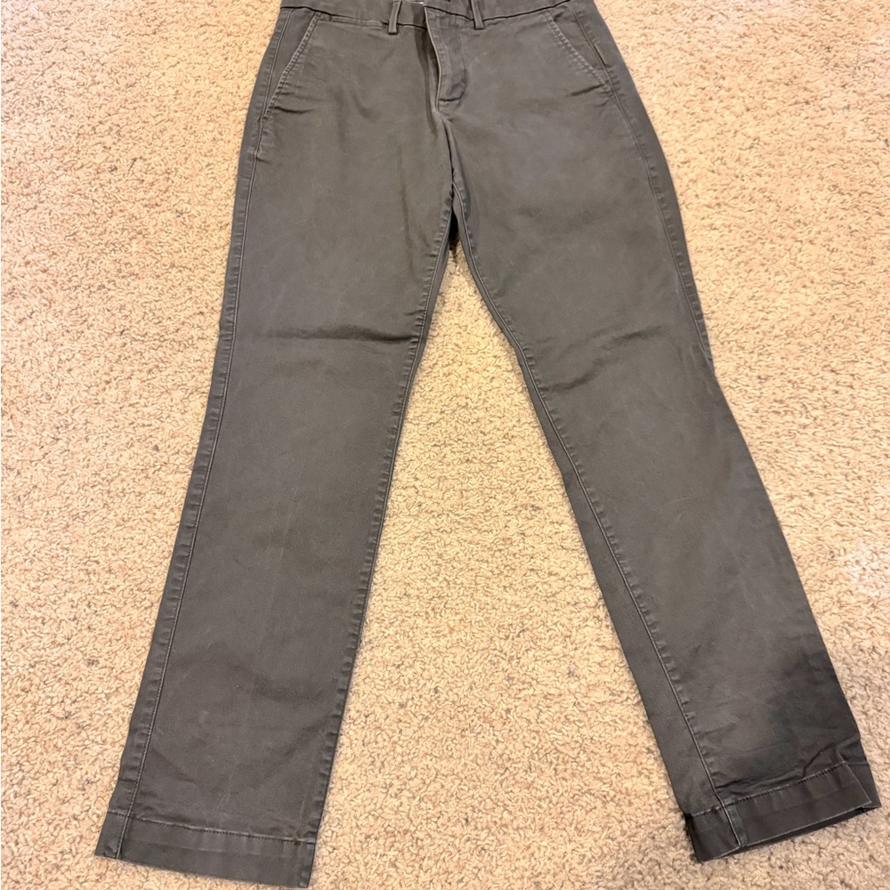 Gap essential khaki flat-front chinos, men’s size 29×30